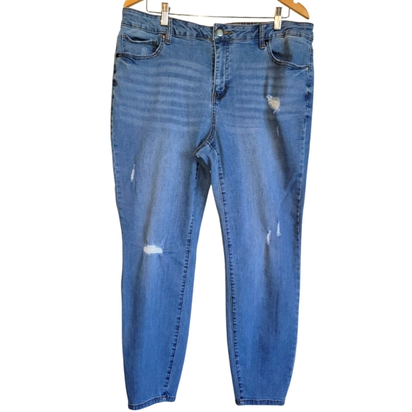 Sz 16 A BEAUTIFUL SOUL Distressed Mediumwash Ankle Jeans - Picture 1 of 5